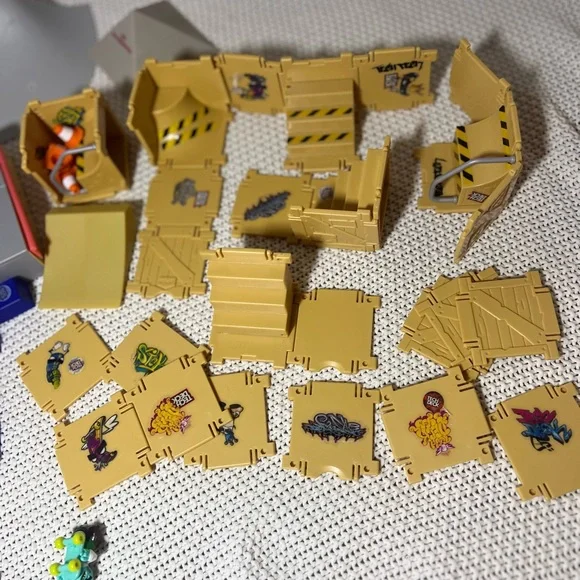 TECH DECK DUDES ACTION FIGURES & SKATEBOARDS & Skate Deck/ramp 32 Decks 22 Dudes